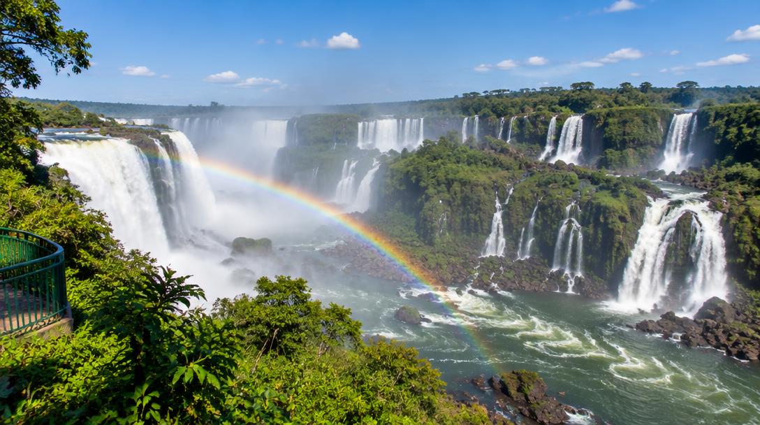 Panorama das Cataratas do Iguaçu pelo lado brasileiro