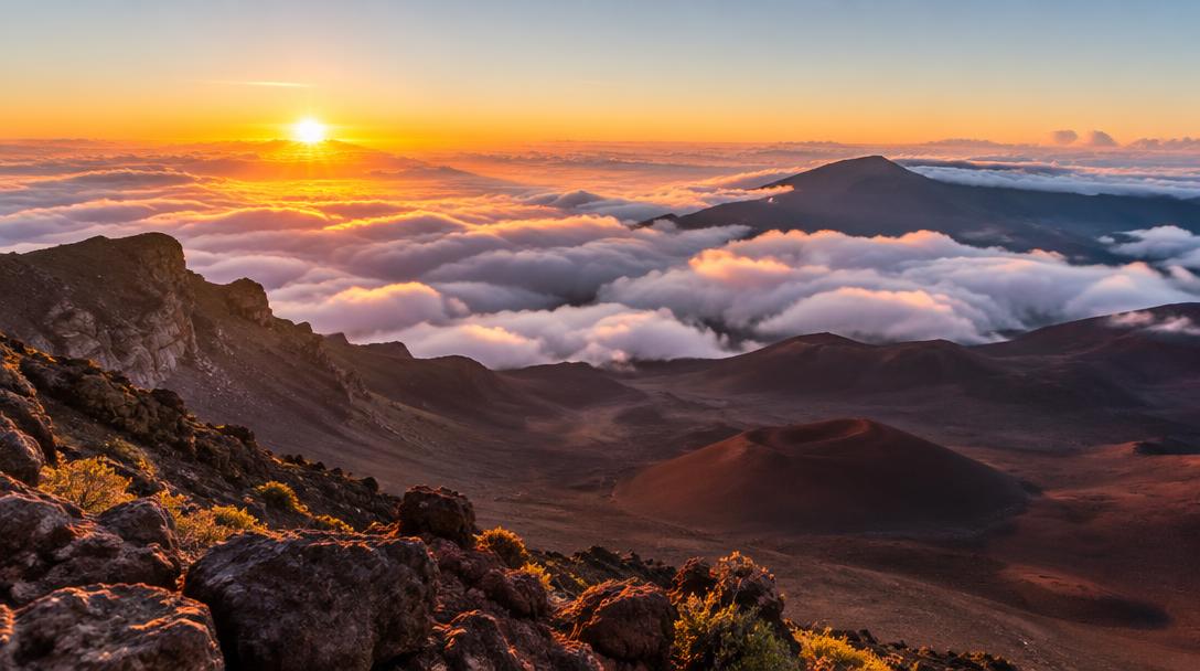 Nascer do sol acima das nuvens no Haleakalā, em Maui