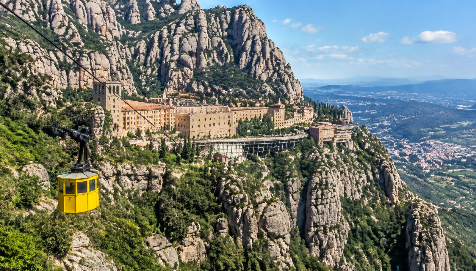 Mosteiro de Montserrat e teleférico, perto de Barcelona